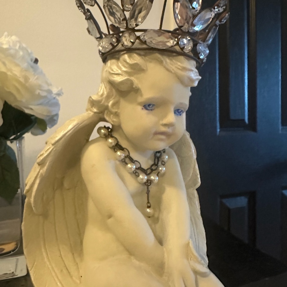 Meditation cherub shelf sitter